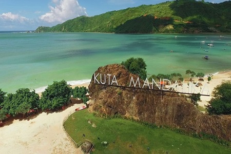 destinasi wisata di lombok - pantai kuta lombok